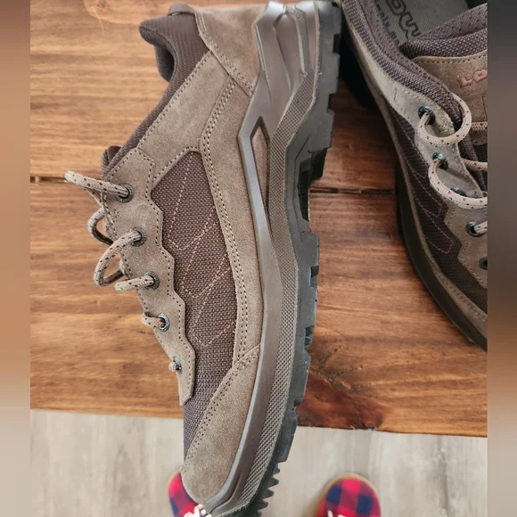 Mens Lowa Gortex hiking shoes - Picture 2 of 5